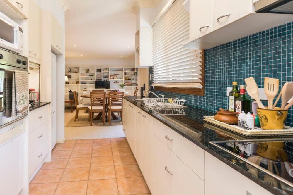 3 Bdrm 2 Bthrm House Close To Canberra Cbd & Anu Bagian luar foto